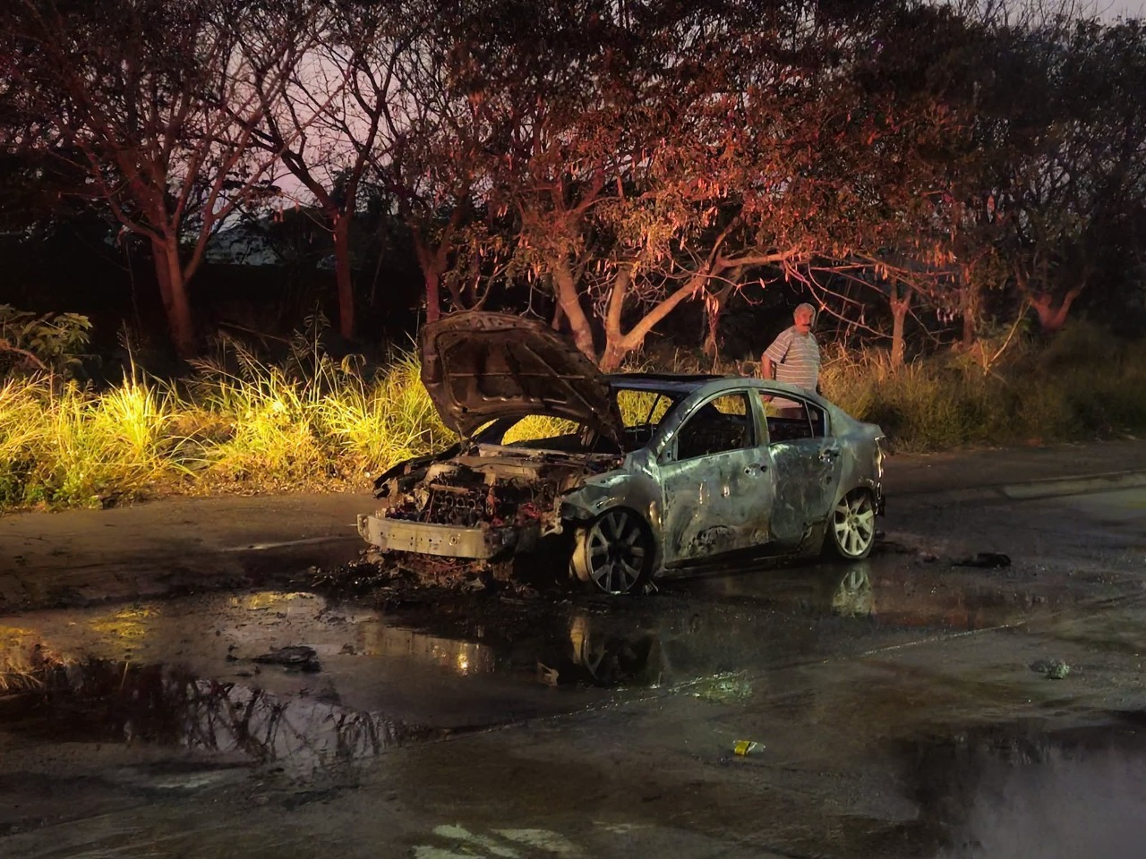 Se incendia automóvil en Cúbika; llamas y explosiones alarman a vecinos de Boca del Río