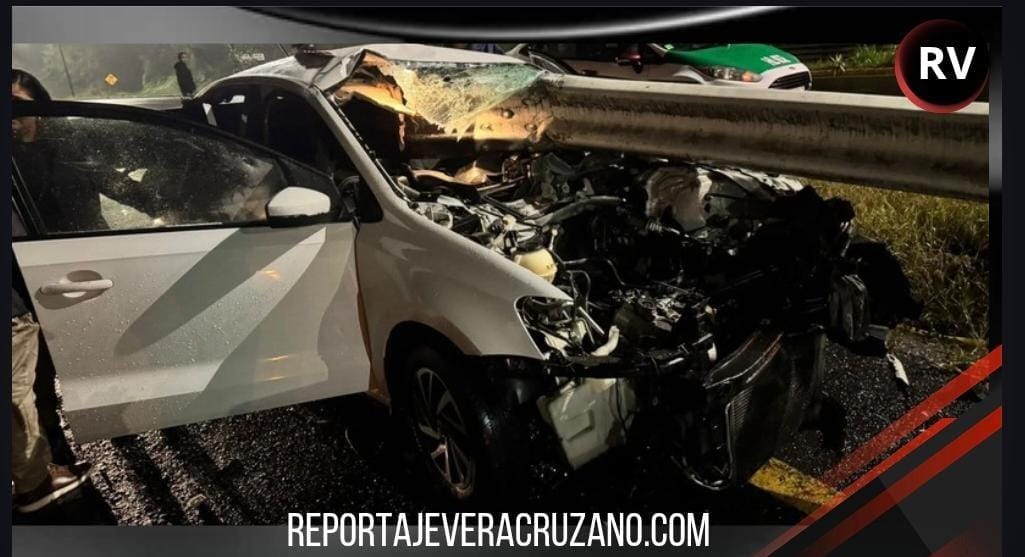 Conductor queda prensado tras ser atravesado por barandilla metálica en la Xalapa-Coatepec