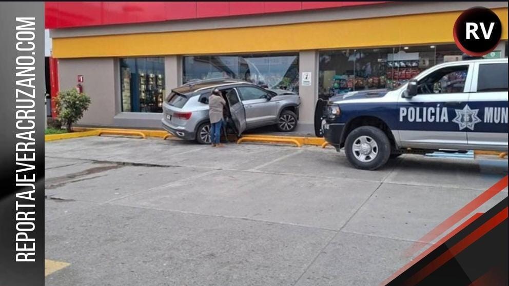Conductora de Martínez de la Torre se proyecta contra OXXO en San Rafael