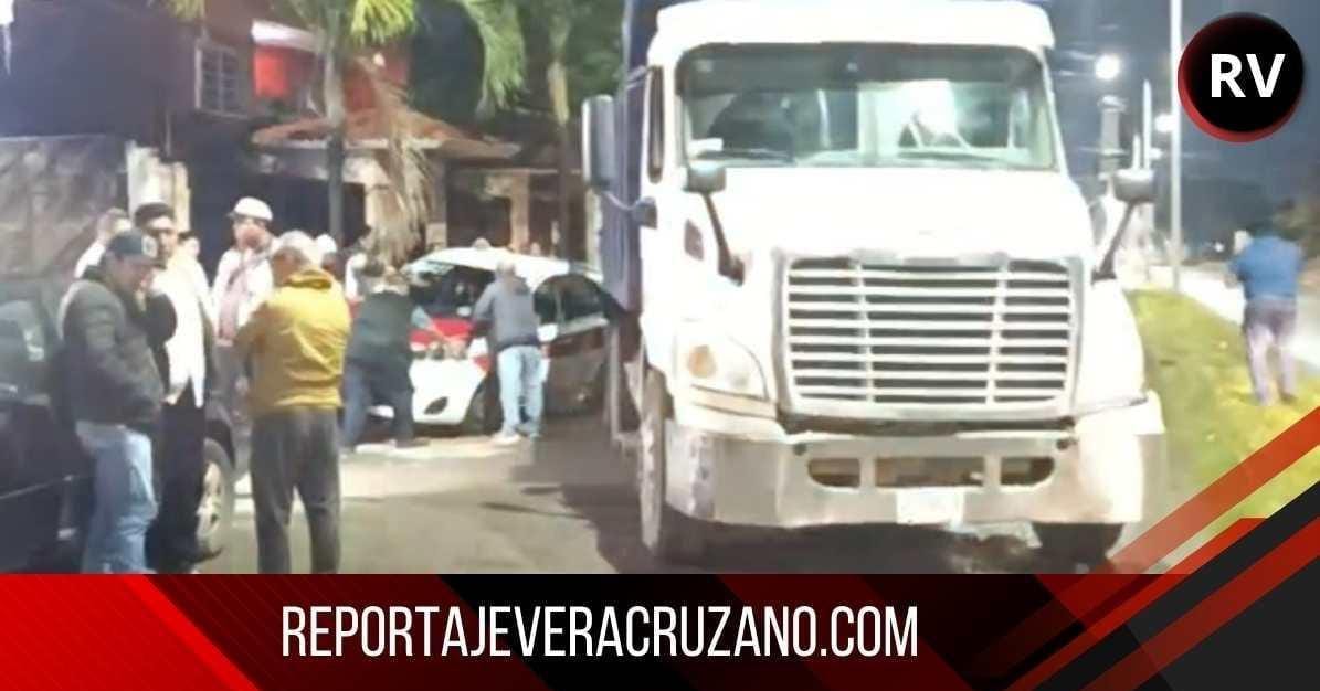 Camión materialista provoca carambola en el Libramiento de Tuxpan; tres vehículos involucrados