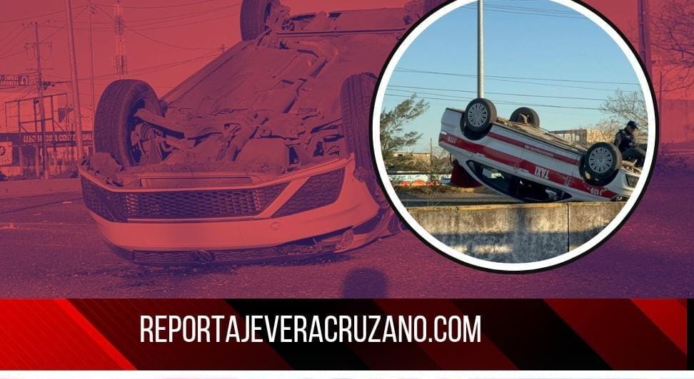 Taxi vuelca frente a la Central Camionera de Coatzacoalcos
