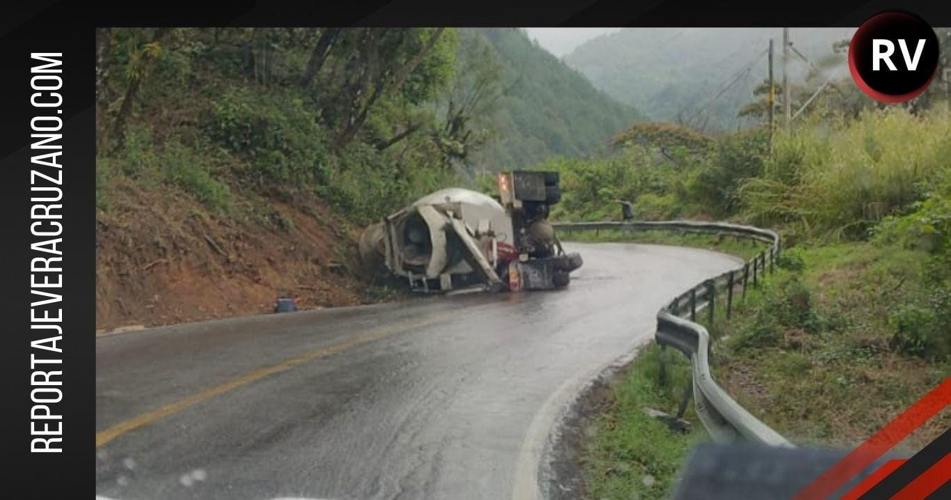Vuelca revolvedora en la carretera Orizaba-Zongolica