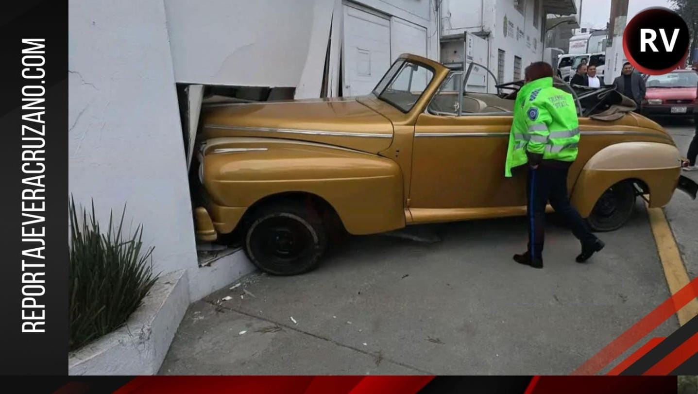 Inmueble de la CAEV termina como «estacionamiento» de un auto clásico en Xalapa
