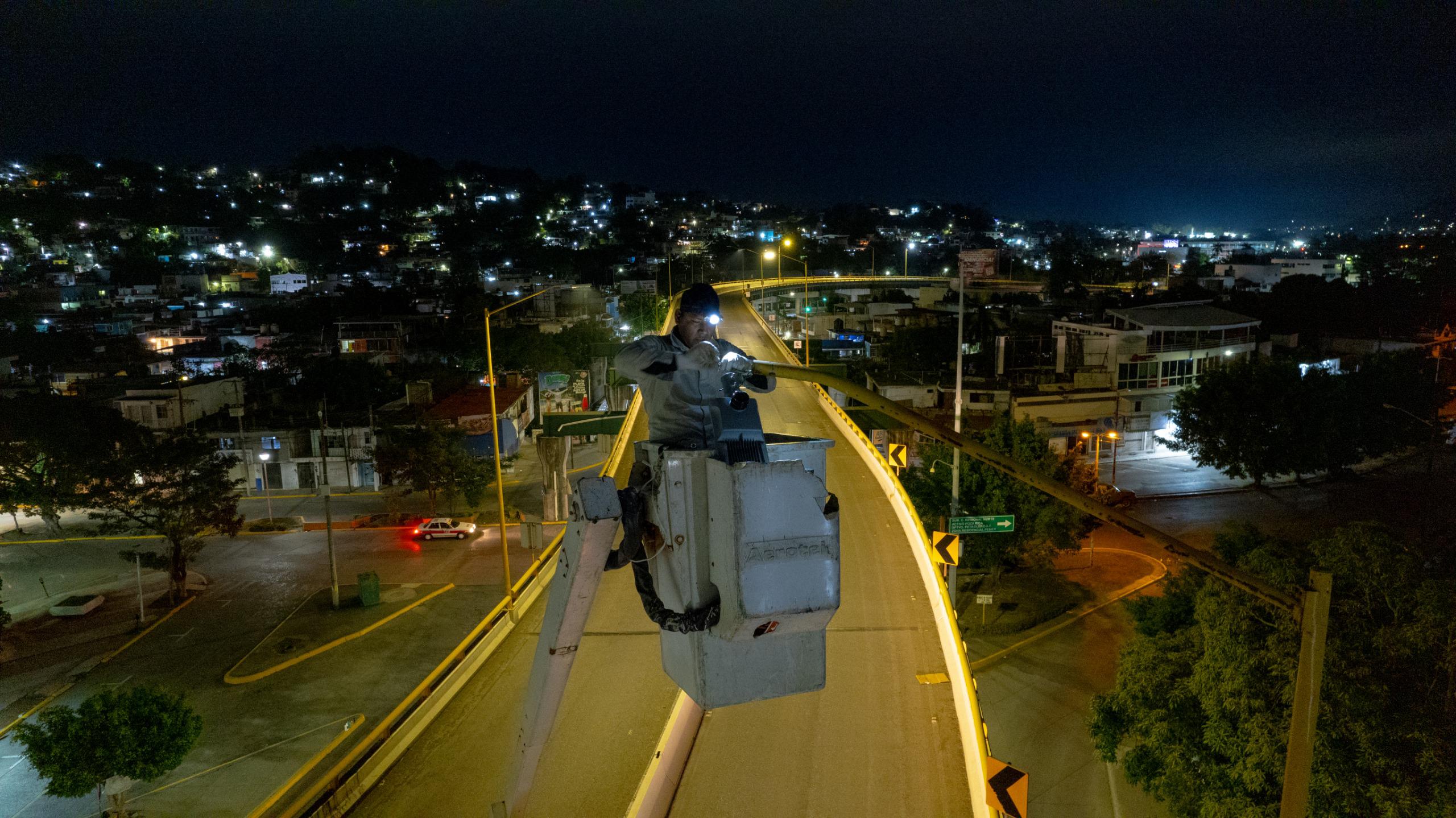 Poza Rica avanza en la iluminación de espacios públicos y colonias