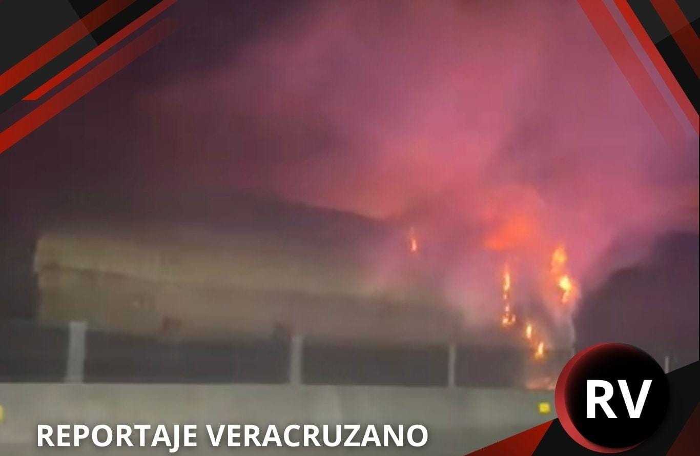 Tráiler con pacas se incendia en la autopista Xalapa–Perote