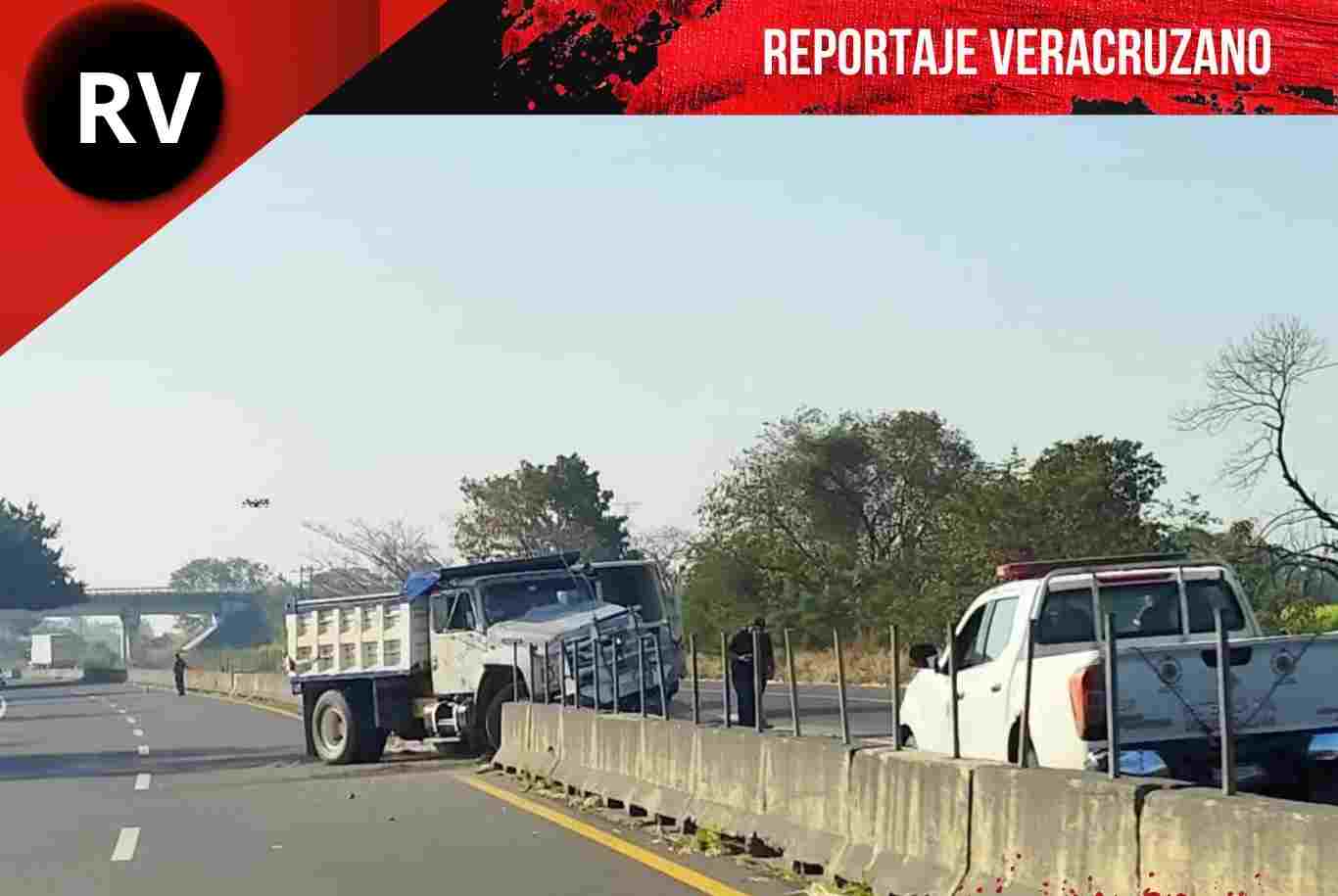 Caos vial a la altura de Paso de Varas; unidad de carga pesada impacta muro divisorio
