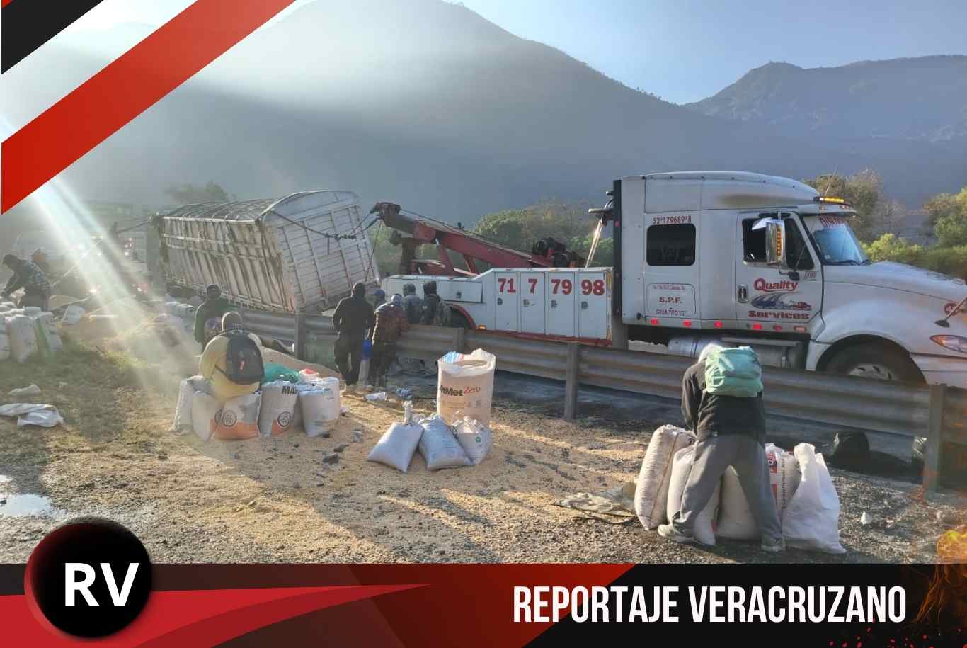Vuelca tractocamión con maíz en la 150D; se desata rapiña en Nogales