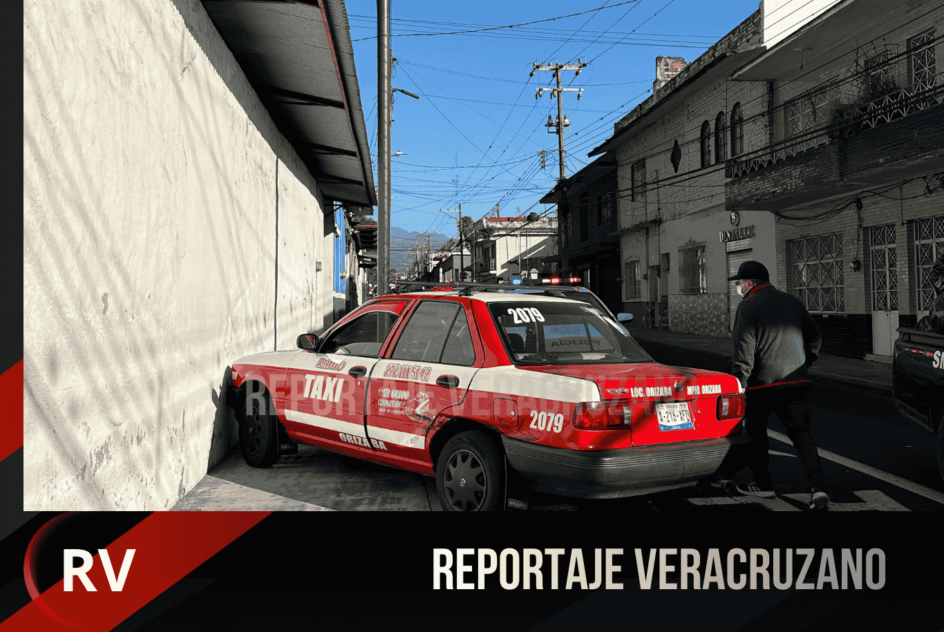 Taxi termina proyectado contra inmueble tras fuerte accidente en el centro de Orizaba