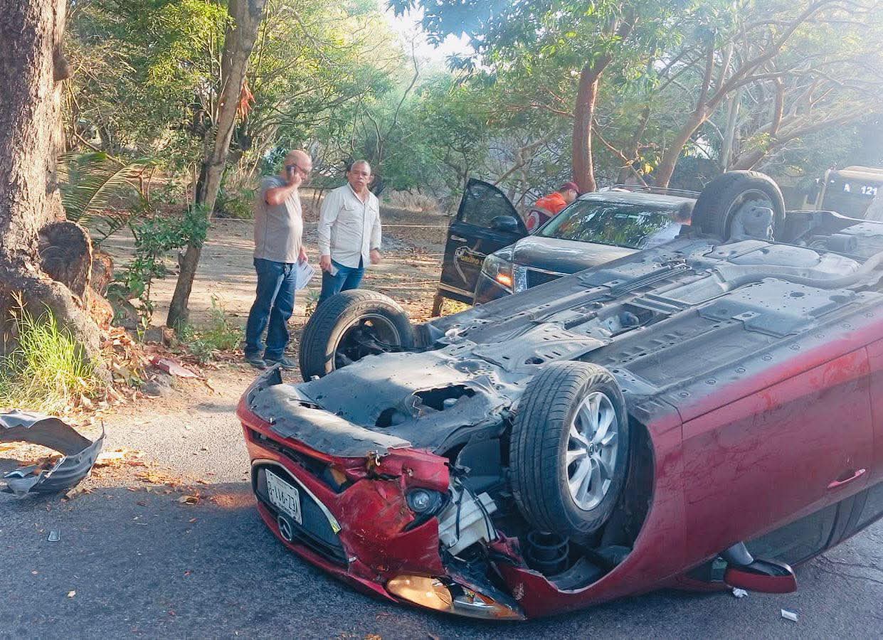 Volcadura sacude la carretera Boca del Río–Playa de Vacas; mujer resulta lesionada