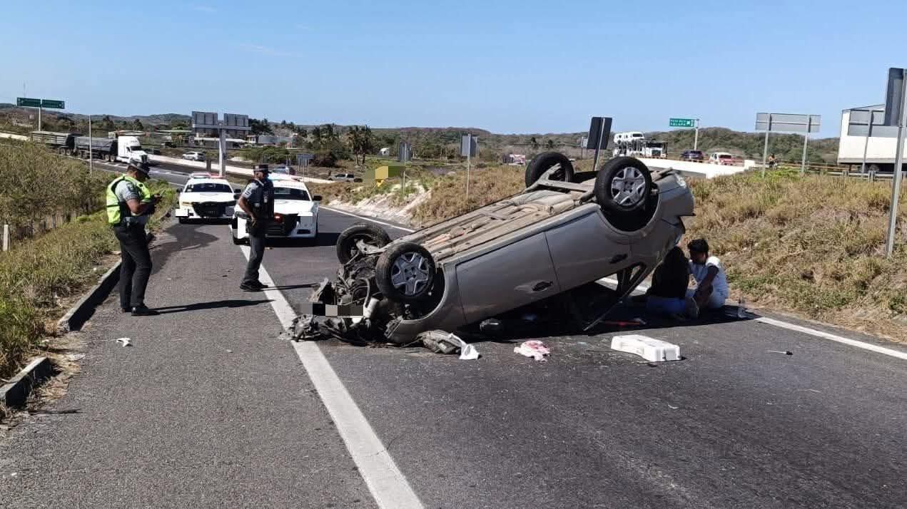 VUELCO EN CURVA PONE EN ALERTA A AUTOMOVILISTAS EN EL LIBRAMIENTO A SANTA FE