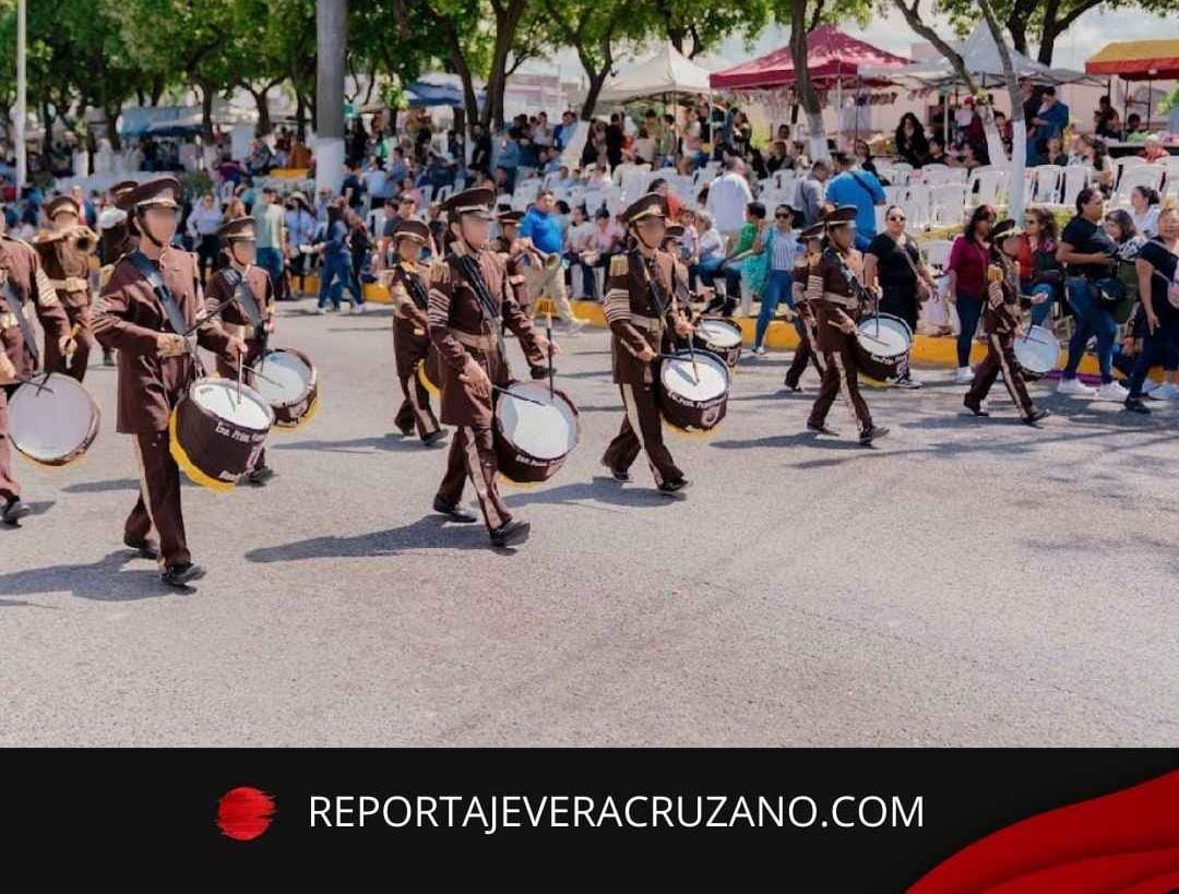 Poza Rica celebra el desfile matutino de Fiestas del Petróleo con éxito