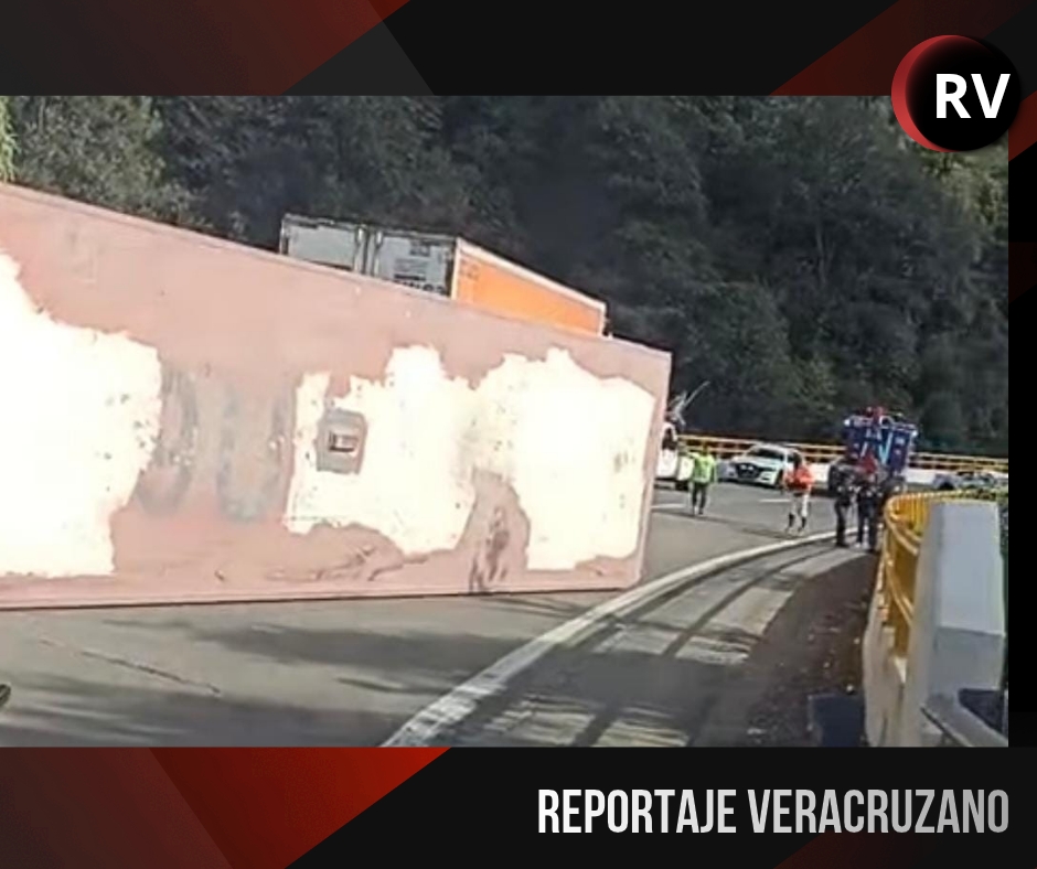 Volcadura de tractocamión provoca cierre total en Las Cumbres de Maltrata