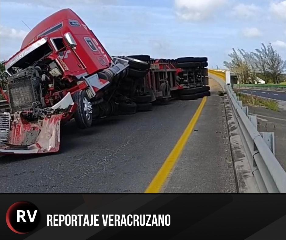Fuerte accidente de tractocamión paraliza la autopista Tihuatlán-Tuxpan