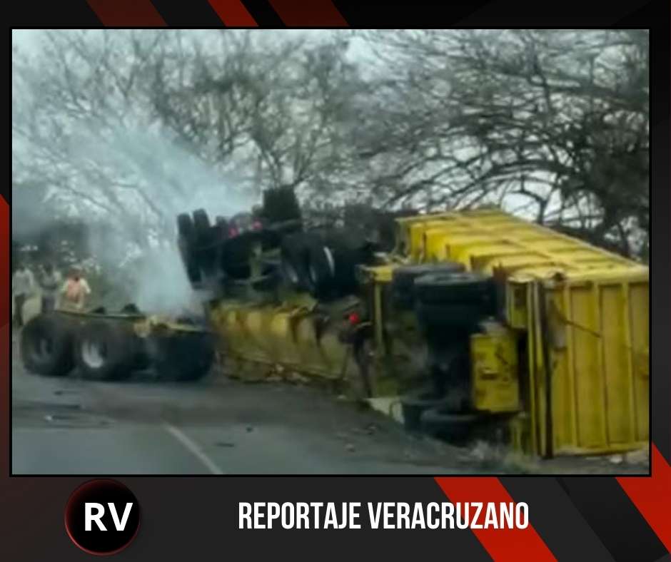 Aparatosa volcadura en Paso del Macho: Tolva cargada de azúcar termina volcada en Loma del Nanche
