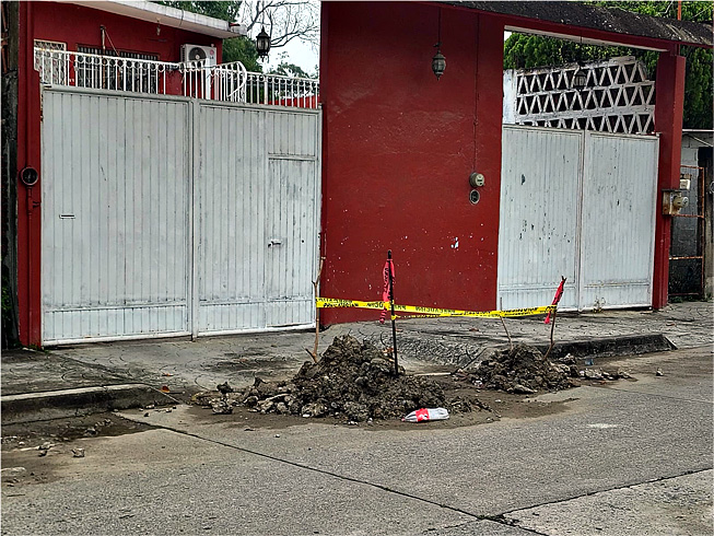 El sello de la casa: las "Obras Patito" de Jorge Alanís. En Coatzintla, los letreros de precaución ya no solo advierten sobre escombros, sino sobre la calidad de la administración municipal. Trabajos de pésima calidad, calles destrozadas y un presupuesto que se esfuma en simulaciones. ¿Para esto querían la Tesorería?