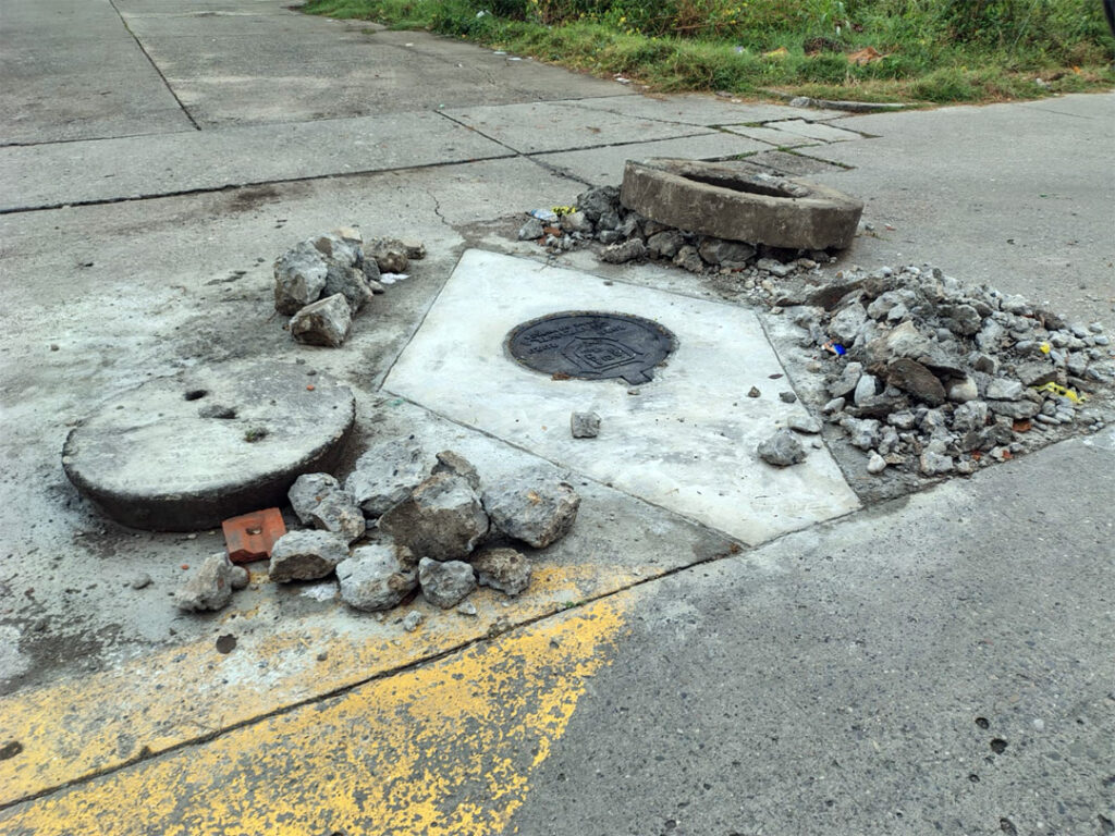 La infraestructura como burla. Una lona rota, montículos de escombro abandonados y el inconfundible estándar de las "obras patito". Esta imagen captura la realidad cotidiana de Coatzintla bajo el mandato de Jorge "Pepe" Alanís: intervenciones públicas mediocres que sirven como fachada para justificar el gasto millonario de un ayuntamiento que le da la espalda a sus ciudadanos.
