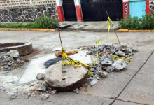 Precaución: Corrupción Trabajando. Las improvisadas y peligrosas medidas de seguridad en las calles de Coatzintla son el reflejo de las "obras patito" de la actual administración: trabajos al vapor, sin empresas responsables a la vista y financiados con el dinero de los ciudadanos.