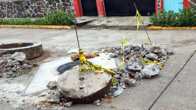 Precaución: Corrupción Trabajando. Las improvisadas y peligrosas medidas de seguridad en las calles de Coatzintla son el reflejo de las "obras patito" de la actual administración: trabajos al vapor, sin empresas responsables a la vista y financiados con el dinero de los ciudadanos.