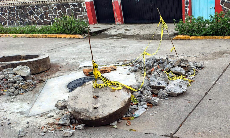 Precaución: Corrupción Trabajando. Las improvisadas y peligrosas medidas de seguridad en las calles de Coatzintla son el reflejo de las "obras patito" de la actual administración: trabajos al vapor, sin empresas responsables a la vista y financiados con el dinero de los ciudadanos.