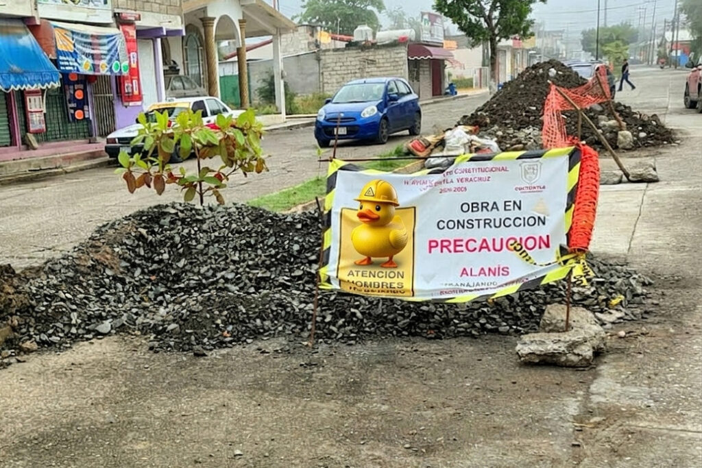 Precaución: Corrupción Trabajando. Las improvisadas y peligrosas medidas de seguridad en las calles de Coatzintla son el reflejo de las "obras patito" de la actual administración: trabajos al vapor, sin empresas responsables a la vista y financiados con el dinero de los ciudadanos.