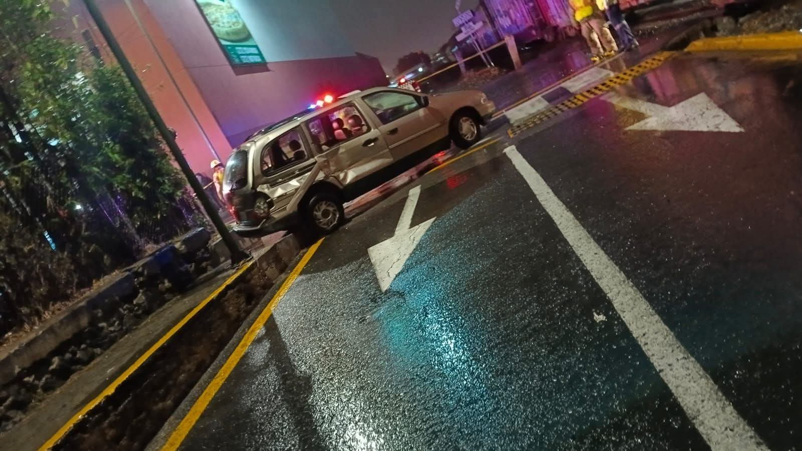 Imprudencia al volante: intenta ganarle al tren y provoca fuerte percance en Orizaba