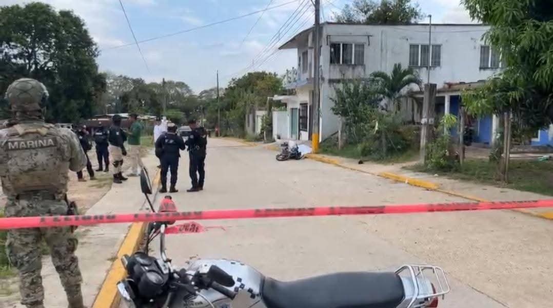 Motociclista pierde la vida tras chocar contra un poste en Oluta; hay un lesionado grave