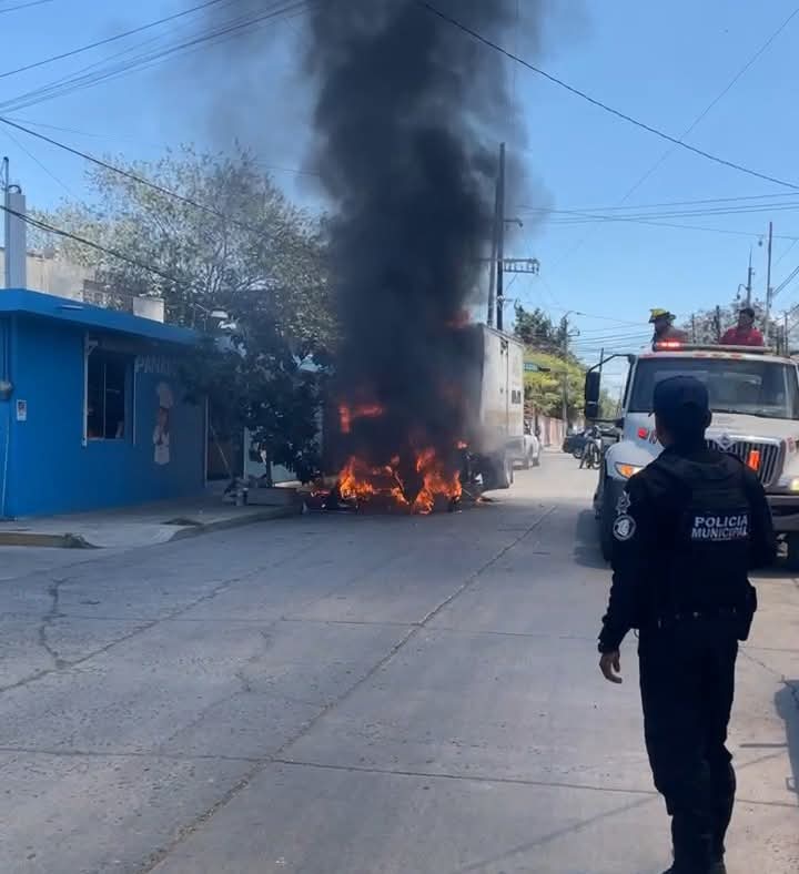 Se incendia camión repartidor en bulevar de Pánuco; conductor logra salir a tiempo