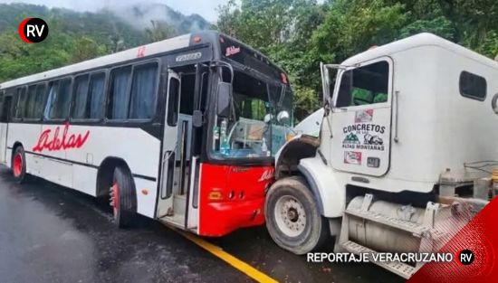 Choque frontal paraliza la Orizaba–Zongolica; caos vial sin víctimas
