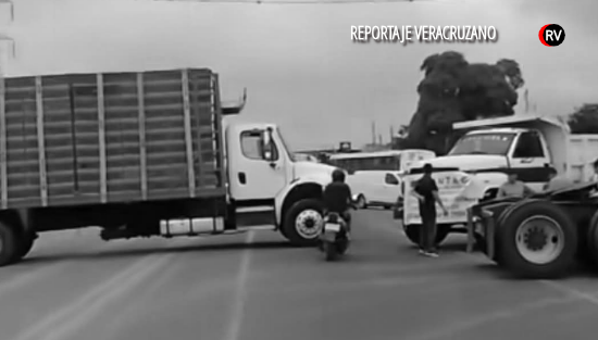 Transportistas paralizan vías clave en Veracruz en protesta por alza de combustibles