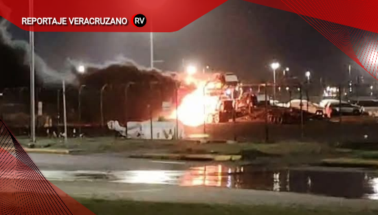 Fuego en zona portuaria: tráiler nodriza se incendia dentro del recinto de Veracruz