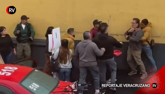 Coatepec bajo tensión: agreden a periodistas durante diligencia en plaza comercial