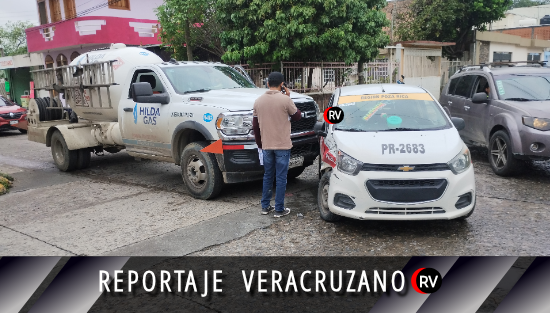 Choque entre pipa y taxi colapsa vialidad en Poza Rica; no se reportan lesionados